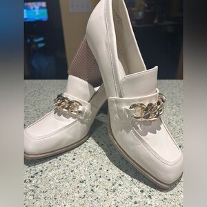 NWOT- Nine West women’s size 9 Elegant White Loafers with Gold Chain Accent